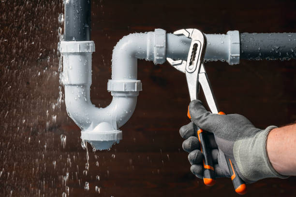 Professional Emergency Plumber technician working in Llano, CA